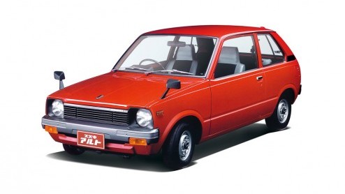 Bij ons mag de Suzuki Alto dan vervangen zijn door de Celerio, in Japan is gewoon de nieuwe versie gepresenteerd. En die is ontzettend 80's verantwoord.