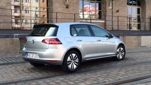 Prijs Volkswagen e-Golf circa 36.000 euro. De volledig elektrische Volkswagen Golf is vanaf juli leverbaar en heeft een complete uitrusting. Zakenrijders betalen 4% bijtelling.