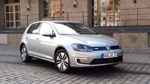 Prijs Volkswagen e-Golf circa 36.000 euro. De volledig elektrische Volkswagen Golf is vanaf juli leverbaar en heeft een complete uitrusting. Zakenrijders betalen 4% bijtelling.