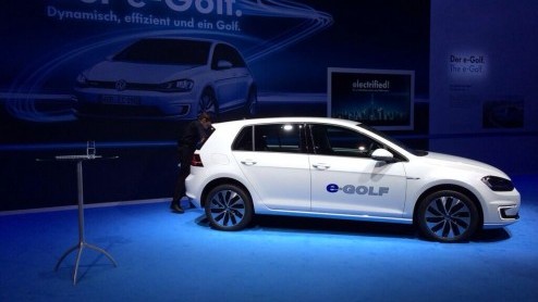 Prijs Volkswagen e-Golf circa 36.000 euro. De volledig elektrische Volkswagen Golf is vanaf juli leverbaar en heeft een complete uitrusting. Zakenrijders betalen 4% bijtelling.