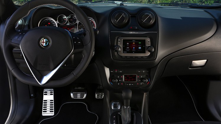 Autotest en rijimpressie met Alfa MiTo QV, grote broer Giulietta QV en de hit van 2015, de 4C Spider. Stap in het hart van Alfa Romeo.