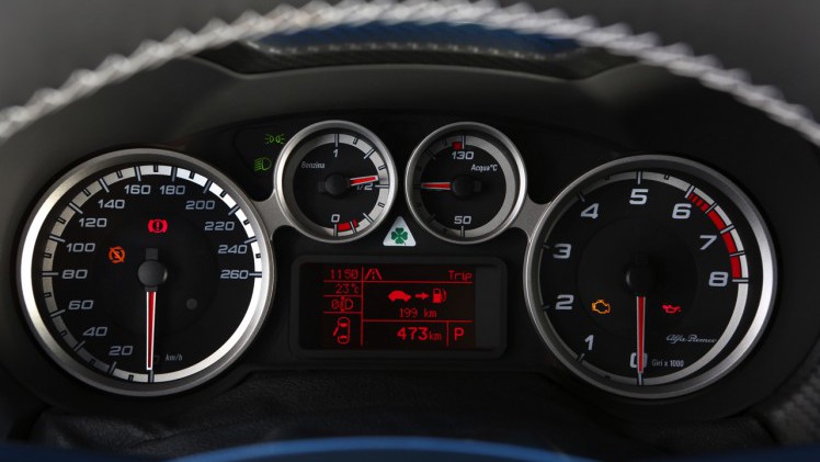 Autotest en rijimpressie met Alfa MiTo QV, grote broer Giulietta QV en de hit van 2015, de 4C Spider. Stap in het hart van Alfa Romeo.