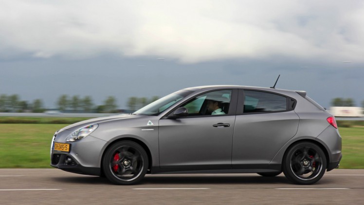 Autotest en rijimpressie met Alfa MiTo QV, grote broer Giulietta QV en de hit van 2015, de 4C Spider. Stap in het hart van Alfa Romeo.