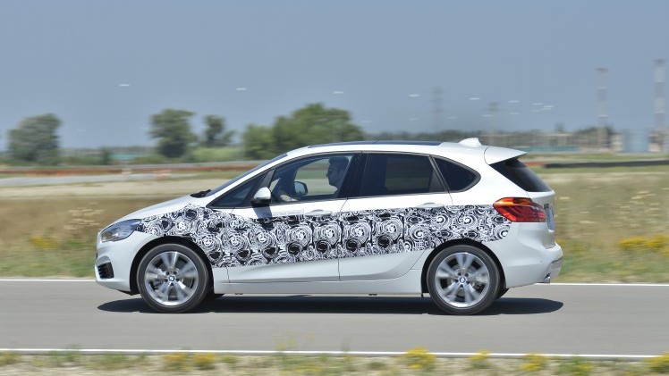 Onlangs mochten we drie nieuwe toekomstige technieken van BMW uitproberen in BMWs testcentrum in het Franse Miramas. Vandaag aflevering 1: de BMW 2 Serie Active Tourer plug-in hybrid.