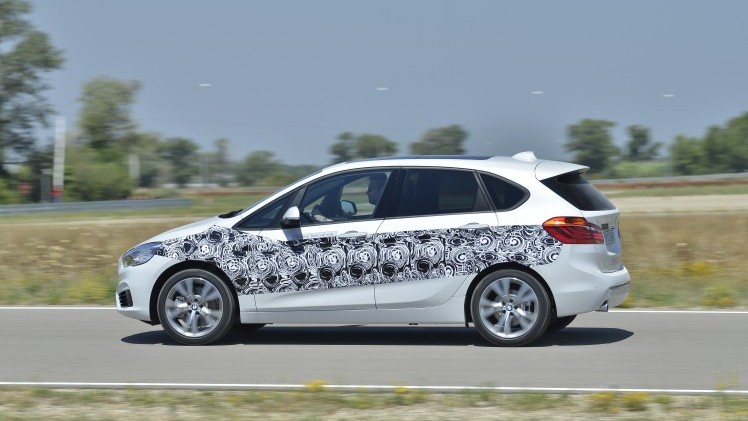 Onlangs mochten we drie nieuwe toekomstige technieken van BMW uitproberen in BMWs testcentrum in het Franse Miramas. Vandaag aflevering 1: de BMW 2 Serie Active Tourer plug-in hybrid.