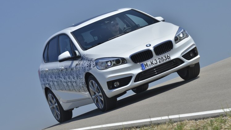 Onlangs mochten we drie nieuwe toekomstige technieken van BMW uitproberen in BMWs testcentrum in het Franse Miramas. Vandaag aflevering 1: de BMW 2 Serie Active Tourer plug-in hybrid.