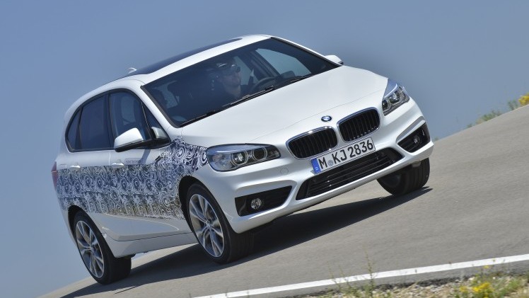 Onlangs mochten we drie nieuwe toekomstige technieken van BMW uitproberen in BMWs testcentrum in het Franse Miramas. Vandaag aflevering 1: de BMW 2 Serie Active Tourer plug-in hybrid.
