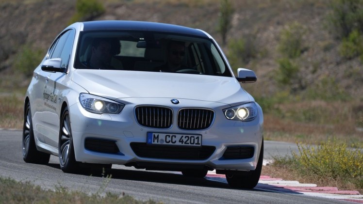 Rijden met de toekomst van BMW in de 5 Serie Gran Turismo op waterstof (hydrogen).