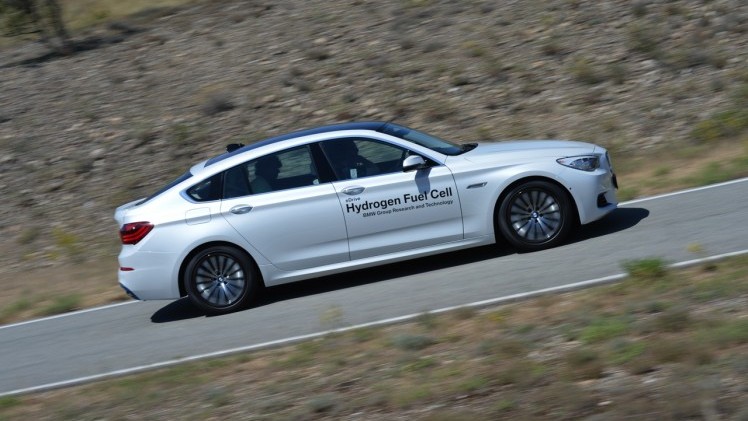 Rijden met de toekomst van BMW in de 5 Serie Gran Turismo op waterstof (hydrogen).