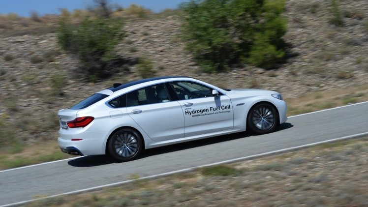 Rijden met de toekomst van BMW in de 5 Serie Gran Turismo op waterstof (hydrogen).