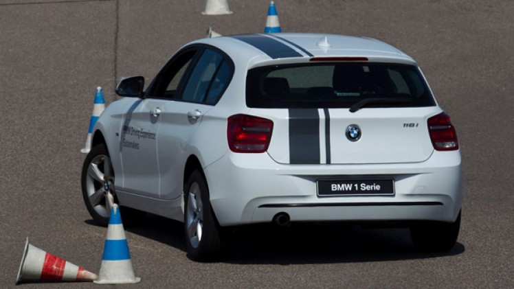 BMW opent het eerste BMW Driving Experience Center buiten Duitsland voor beginnende en ervaren bestuurders die hun rijvaardigheid willen verbeteren.