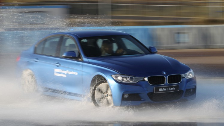 BMW opent het eerste BMW Driving Experience Center buiten Duitsland voor beginnende en ervaren bestuurders die hun rijvaardigheid willen verbeteren.