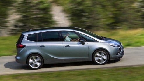 Opel Zafira 1.6 SIDI Turbo krijgt versterking in de vorm van een 200 pk versie. Met dubbele uitlaat en rode TURBO-letters op de achterklep.