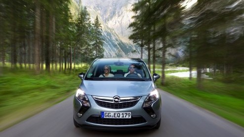 Opel Zafira 1.6 SIDI Turbo krijgt versterking in de vorm van een 200 pk versie. Met dubbele uitlaat en rode TURBO-letters op de achterklep.
