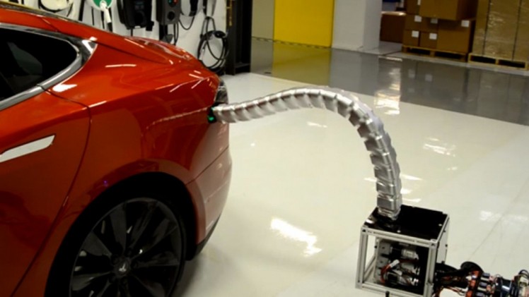 Robotarm weet zijn weg naar de laadklep van de elektrische auto te vinden met Tesla SnakeBot en Volkswagen e-smartconnect.