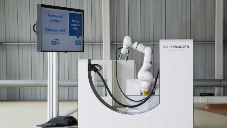 Robotarm weet zijn weg naar de laadklep van de elektrische auto te vinden met Tesla SnakeBot en Volkswagen e-smartconnect.