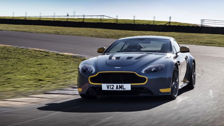 Aston Martin V12 Vantage S in modeljaar 2017 ook leverbaar met handgeschakelde zevenversnellingsbak.