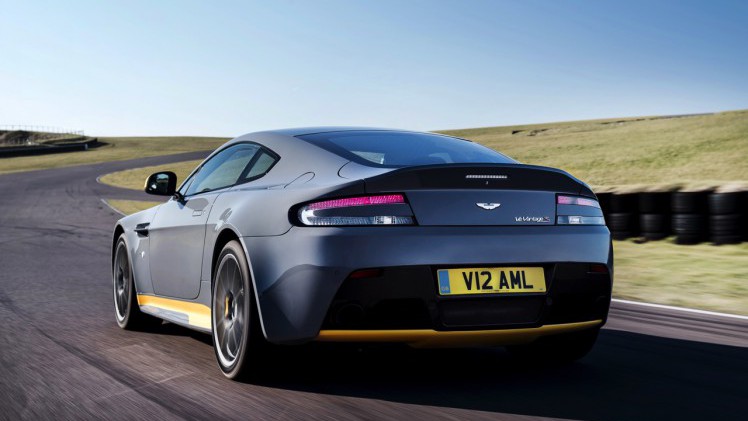 Aston Martin V12 Vantage S in modeljaar 2017 ook leverbaar met handgeschakelde zevenversnellingsbak.
