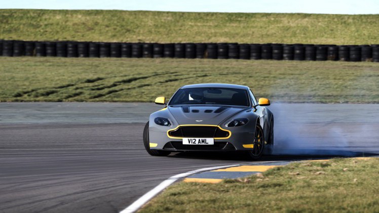 Aston Martin V12 Vantage S in modeljaar 2017 ook leverbaar met handgeschakelde zevenversnellingsbak.