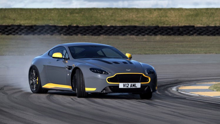 Aston Martin V12 Vantage S in modeljaar 2017 ook leverbaar met handgeschakelde zevenversnellingsbak.