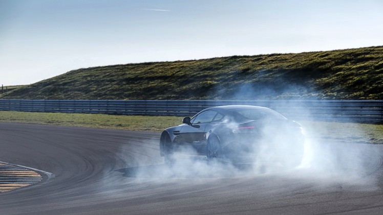 Aston Martin V12 Vantage S in modeljaar 2017 ook leverbaar met handgeschakelde zevenversnellingsbak.