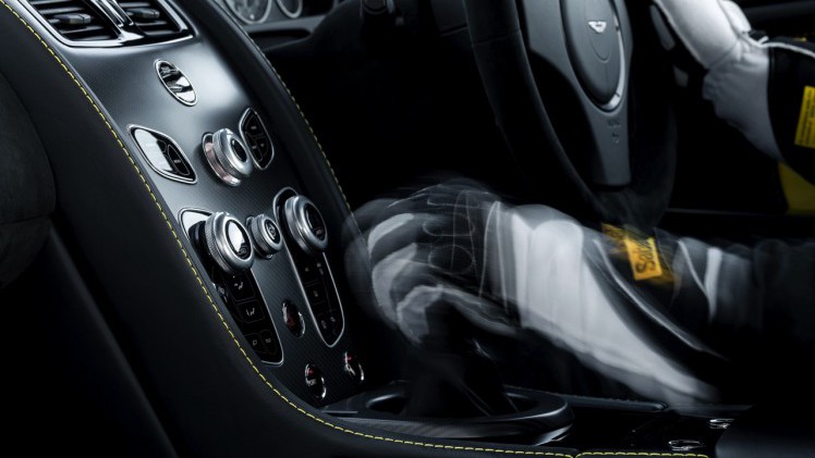Aston Martin V12 Vantage S in modeljaar 2017 ook leverbaar met handgeschakelde zevenversnellingsbak.