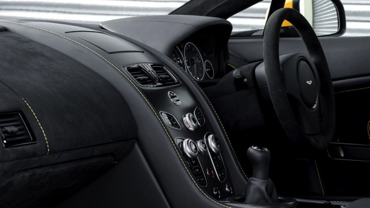 Aston Martin V12 Vantage S in modeljaar 2017 ook leverbaar met handgeschakelde zevenversnellingsbak.