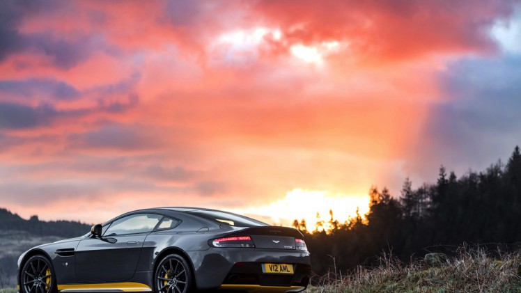 Aston Martin V12 Vantage S in modeljaar 2017 ook leverbaar met handgeschakelde zevenversnellingsbak.