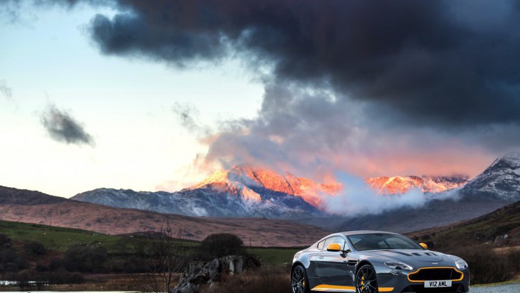 Aston Martin V12 Vantage S in modeljaar 2017 ook leverbaar met handgeschakelde zevenversnellingsbak.
