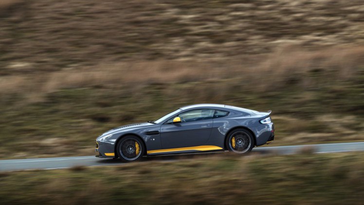 Aston Martin V12 Vantage S in modeljaar 2017 ook leverbaar met handgeschakelde zevenversnellingsbak.