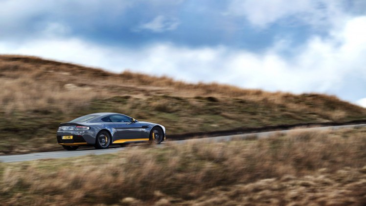 Aston Martin V12 Vantage S in modeljaar 2017 ook leverbaar met handgeschakelde zevenversnellingsbak.