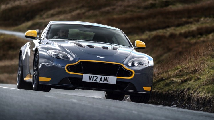 Aston Martin V12 Vantage S in modeljaar 2017 ook leverbaar met handgeschakelde zevenversnellingsbak.