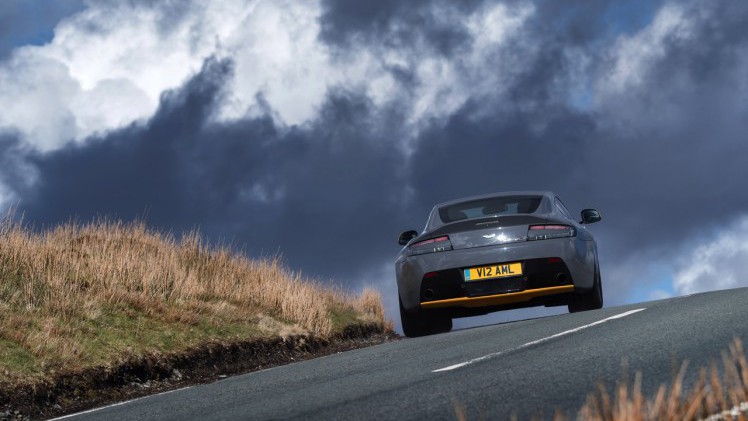 Aston Martin V12 Vantage S in modeljaar 2017 ook leverbaar met handgeschakelde zevenversnellingsbak.