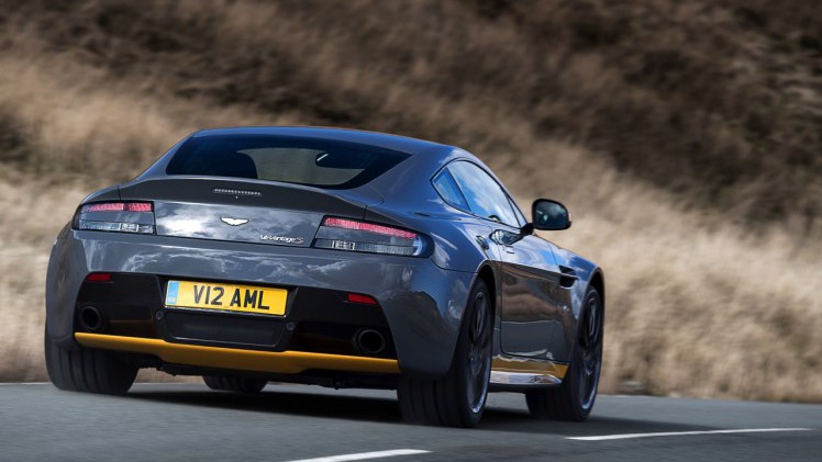 Aston Martin V12 Vantage S in modeljaar 2017 ook leverbaar met handgeschakelde zevenversnellingsbak.