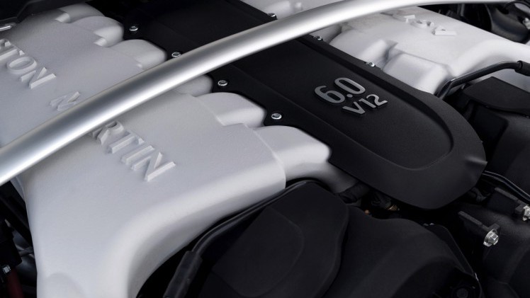 Aston Martin V12 Vantage S in modeljaar 2017 ook leverbaar met handgeschakelde zevenversnellingsbak.
