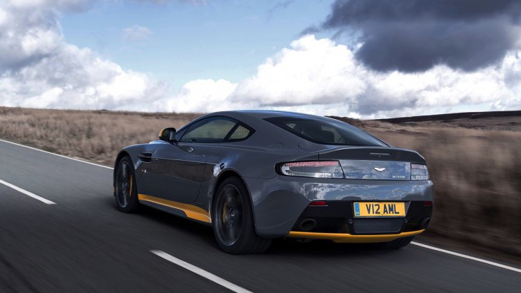 Aston Martin V12 Vantage S in modeljaar 2017 ook leverbaar met handgeschakelde zevenversnellingsbak.