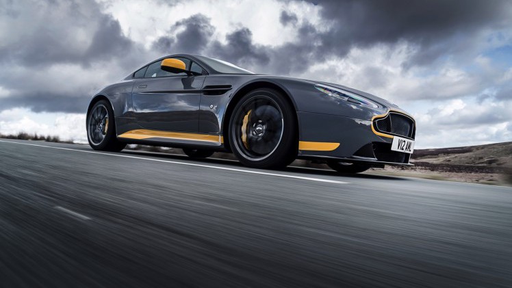 Aston Martin V12 Vantage S in modeljaar 2017 ook leverbaar met handgeschakelde zevenversnellingsbak.