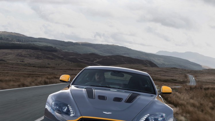 Aston Martin V12 Vantage S in modeljaar 2017 ook leverbaar met handgeschakelde zevenversnellingsbak.