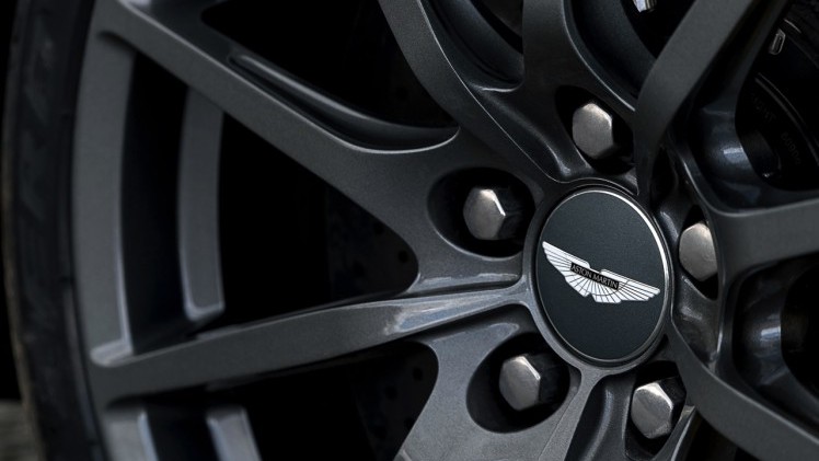 Aston Martin V12 Vantage S in modeljaar 2017 ook leverbaar met handgeschakelde zevenversnellingsbak.