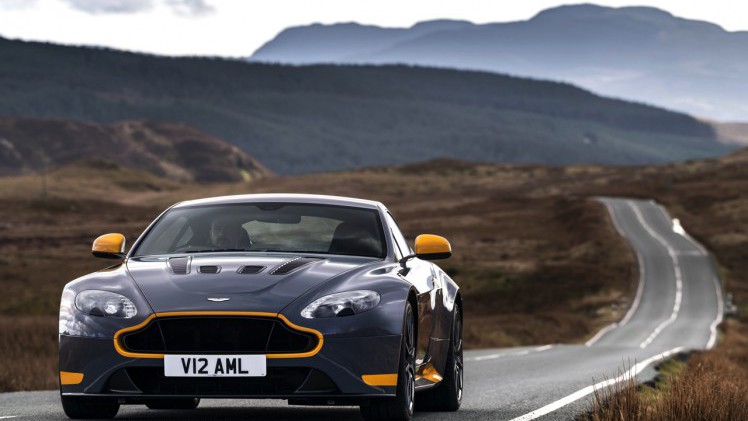 Aston Martin V12 Vantage S in modeljaar 2017 ook leverbaar met handgeschakelde zevenversnellingsbak.