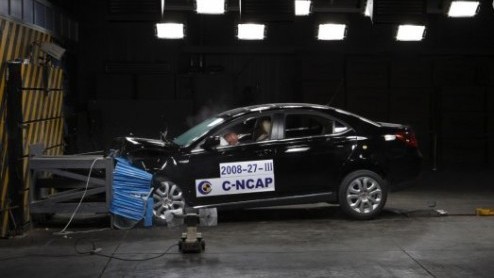 Het Chinese merk Roewe is druk doende het te gaan maken in eigen, en Europese regio. Een hoge mate botsveiligheid is daarbij voor ons een heel belangrijk vereiste. In China ging onlangs de Roewe 550 t