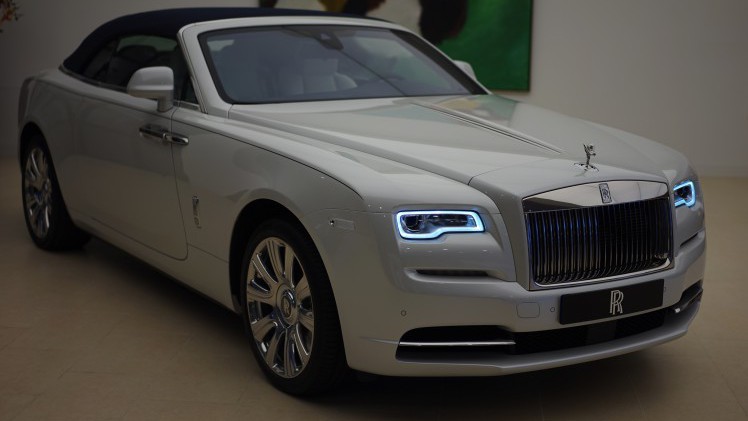 Vier Range Rovers, tien Audi A4 Avants of 42,5 Suzuki Celerio. Voor 425.000 euro kun je een hoop leuks halen, of n Rolls-Royce Dawn.