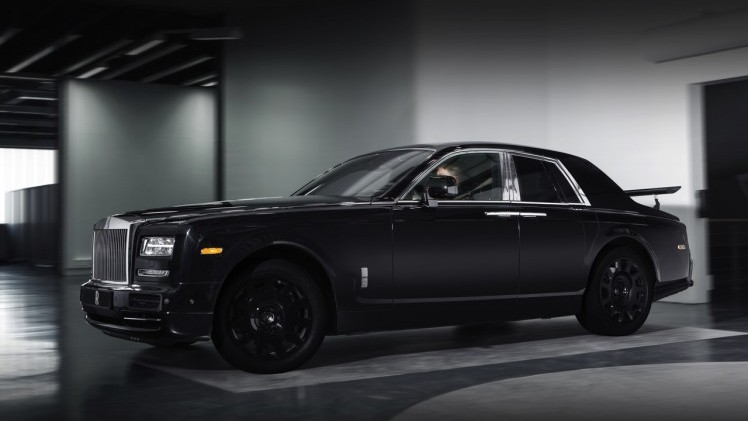 Rolls-Royce SUV Cullinan prototype gaat de weg op voor eerste on- en offroad tests.