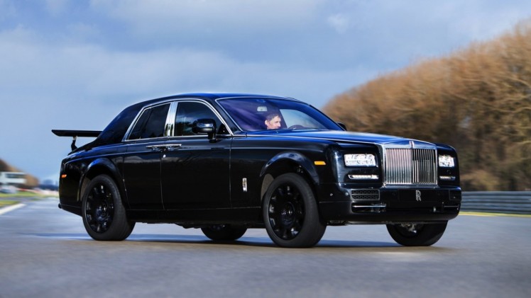 Rolls-Royce SUV Cullinan prototype gaat de weg op voor eerste on- en offroad tests.