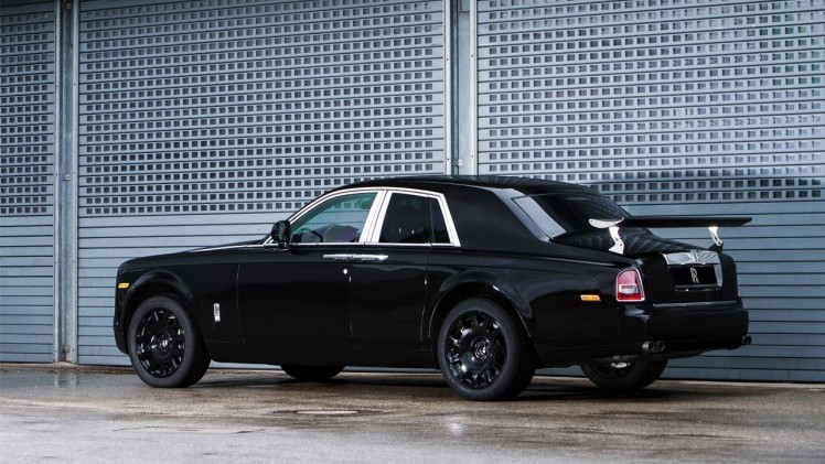 Rolls-Royce SUV Cullinan prototype gaat de weg op voor eerste on- en offroad tests.