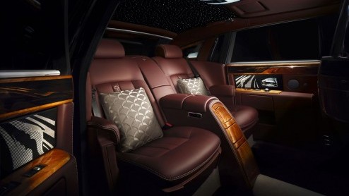 Rolls-Royce toont op de Beijing Motor Show deze Phantom als Pinnacle Travel, een exclusieve uitvoering met vooral meer luxe en bling-bling.