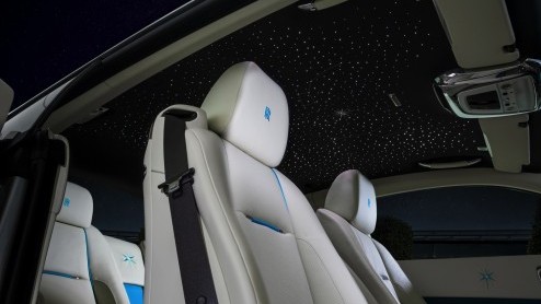 Sterrenplafonds waren al leverbaar bij Rolls-Royce, maar nu komt het Britse luxemerk met de Suhail Collection: een speciale lijn door Rolls-Royce Bespoke die helemaal draait om sterrenstelsels.