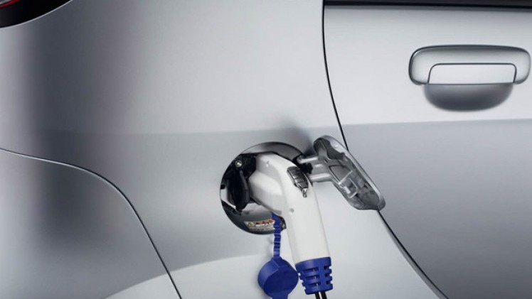 Prijs en uitvoeringen Peugeot iOn op een rij. Peugeot brengt de elektrische stadsauto opnieuw op de Nederlandse markt, maar nu voor een lagere prijs van 21.995 euro.