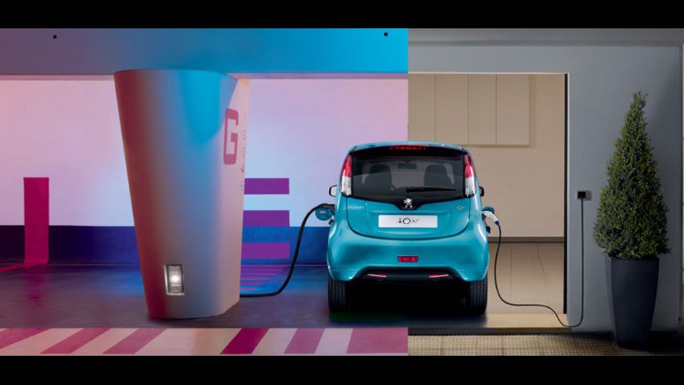 Prijs en uitvoeringen Peugeot iOn op een rij. Peugeot brengt de elektrische stadsauto opnieuw op de Nederlandse markt, maar nu voor een lagere prijs van 21.995 euro.