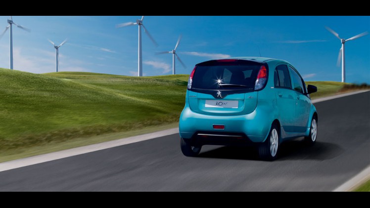 Prijs en uitvoeringen Peugeot iOn op een rij. Peugeot brengt de elektrische stadsauto opnieuw op de Nederlandse markt, maar nu voor een lagere prijs van 21.995 euro.